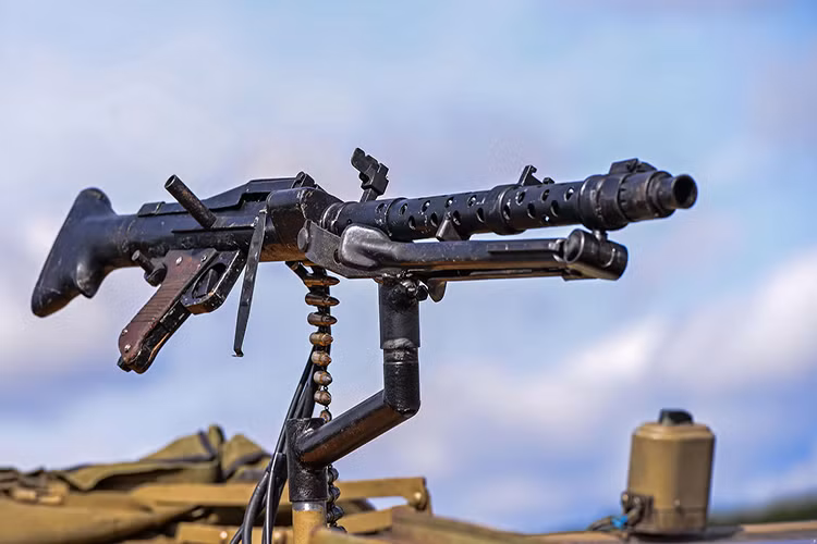 MG 34 là súng máy hạng nhẹ sử dụng dây tiếp đạn đầu tiên trên thế giới, được nhà thiết kế Mauser phát triển để tái vũ trang cho quân đội Đức trong thập niên 1930. Do quân đội Đức thời đó bị giới hạn quy mô, súng máy MG 34 được sản xuất với số lượng tương đối nhỏ, cho phép các nhà máy hiệu chỉnh độ chính xác của súng tới mức tối đa. Kết quả là MG 34 được chế tạo tỉ mỉ như một chiếc đồng hồ, mỗi khẩu mất hơn 100 giờ công để sản xuất.