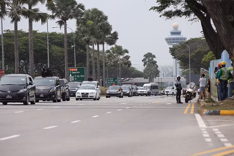 Trong ảnh là đoàn xe tháp tùng Chủ tịch Triều Tiên Kim Jong-un từ sân bay quốc tế Changi về khách sạn St.Regis, nơi phái đoàn Triều Tiên lưu trú cho đến khi Hội nghị Thượng đỉnh Mỹ-Triều Tiên kết thúc. Nguồn ảnh: Straits Times.