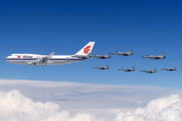 Trái với nhiều đồn đoán trước đó, Chủ tịch Triều Tiên Kim Jong-un đã không sử dụng các chuyên cơ Chammae-1 để đến Singapore, mà thay vào đó là chuyên cơ Boeing 747 của China Air vốn được các quan chức cấp cao Trung Quốc sử dụng trong các chuyến công du quốc tế bao gồm cả Chủ tịch Trung Quốc Tập Cận Bình. Nguồn ảnh: The Aviationist.