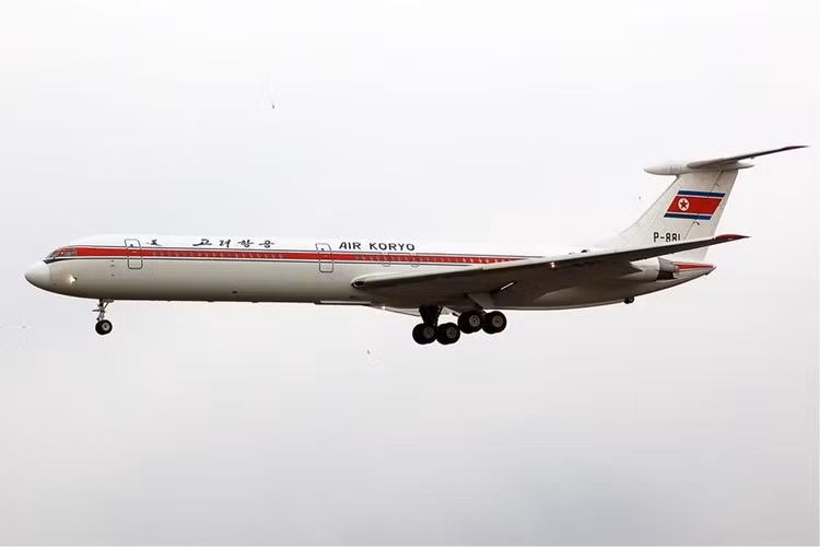 Ilyushin-62M là loại máy bay hành khách do Liên Xô sản xuất và được phía Triều Tiên cải biên lại để phù hợp với việc phục vụ các chuyến bay dài ngày của nguyên thủ quốc gia. Chiếc máy bay này cũng có tầm bay ngắn hơn chỉ 10.000 km, tốc độ tối đa 900 km/h và nguyên bản, Il-62M hoàn toàn không có khả năng tiếp liệu trên không. Nguồn ảnh: BI.