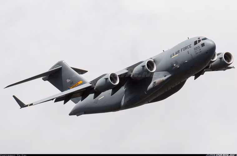 Tầm bay của C-17 phụ thuộc vào tải trọng mà nó mang theo, với việc mang tải phương tiện chiến đấu hạng nặng bay tầm xa thì cự ly tối đa đạt được chỉ khoảng 4.400km, còn nếu chở lính dù thì có thể vươn tới 10.300km. Nguồn ảnh: Airlines.net