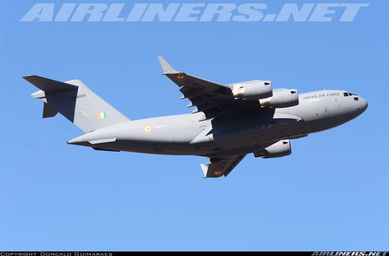 Siêu vận tải cơ C-17 có một kích thước rất lớn, dài tới 53m, sải cánh 51,75m, cao 16,8m, trọng lượng rỗng tới 128 tấn, trọng lượng tối đa tới 265 tấn. Nguồn ảnh: Airlines.net