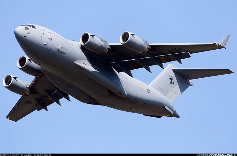 Khoang hàng của C-17 có chiều dài 27m, rộng 5,5m và cao 3,76m cho phép không vận cả các loại xe tăng, xe bọc thép, xe tải và đương nhiên là hàng hóa cùng binh sĩ. Tải trọng tổng thể của C-17 lên tới 77,5 tấn. Nguồn ảnh: Airlines.net