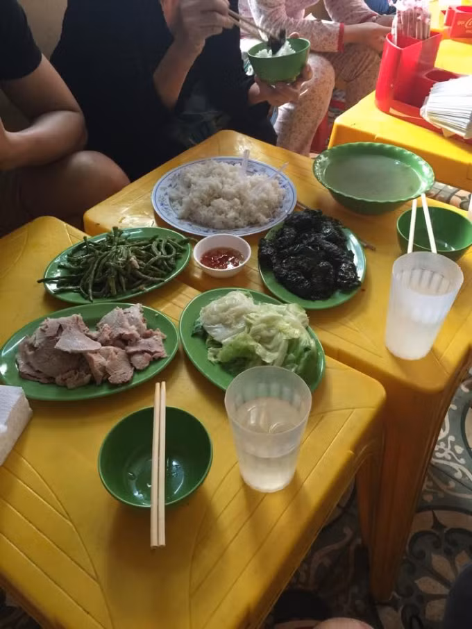 Phat hai bua com bui 130.000 dong chi co rau va trung-Hinh-4