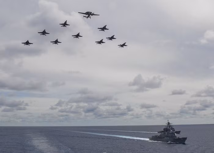 Máy bay chỉ huy và cảnh báo sớm trên không E-2C Hawkeyes dẫn đầu đội hình tiêm kích F/A-18 E/F Super Hornet bay phía trên 2 tàu hộ tống cho tàu sân bay. Giới quan sát cho rằng việc thị uy sức mạnh tại Biển Đông cho thấy sự trở lại của Mỹ tại khu vực "nóng" này.