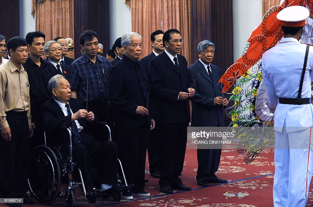 Nguyên Tổng bí thư Đỗ Mười cùng Nguyên Chủ tịch nước Lê Đức Anh, Nguyên Tổng bí thư Lê Khả Phiêu và Tổng bí thư Nông Đức Mạnh tại lễ viếng cố Thủ tướng Võ Văn Kiệt tại Hội trường Thống Nhất, TP.HCM ngày 14/6/2008. Ảnh: Getty.