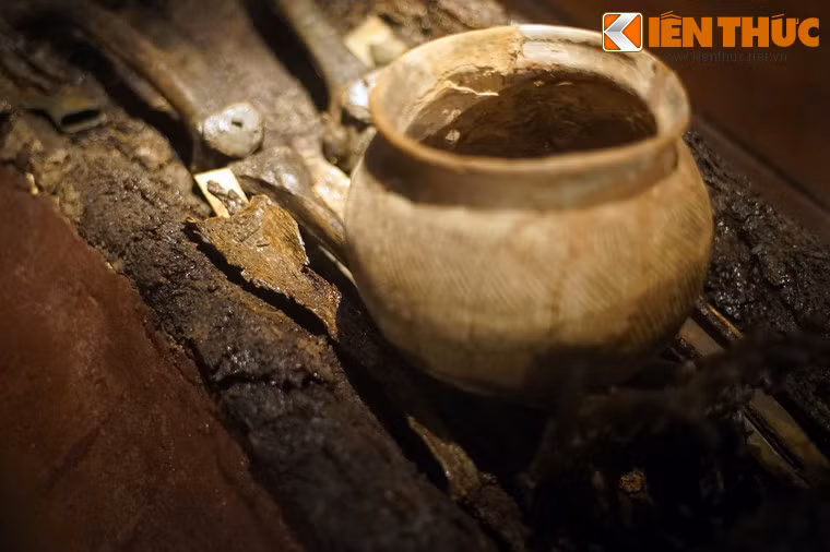 Chiếc nồi gốm là hiện vật lớn nhất được chôn cùng người đã khuất.