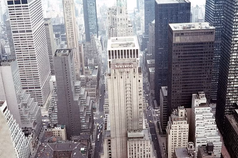 Khung cảnh nhìn từ tòa nhà Rockerfeller Center, New York đầu thập niên 1970. Ở giữa là tòa nhà newsweek, Mở cửa từ năm 1931. Ảnh: Glen Fairweather Flickr.