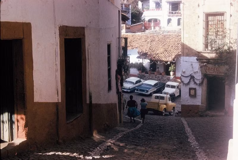 Con đường lát sỏi đặc trưng của Taxco. Ảnh: Walter Reed.