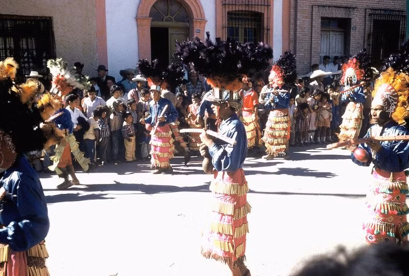 Các vũ công biểu diễn trong lễ hội Guadalupe ở Saltillo. Ảnh: Walter Reed.