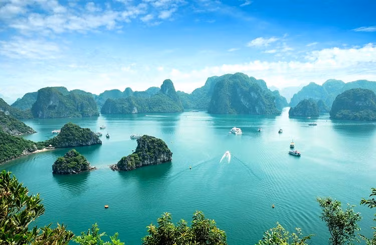  6. Vịnh Hạ Long. "Vịnh Hạ Long là thắng cảnh được ưa chuộng nhất tại Việt Nam. Ở đây bạn sẽ được chiêm ngưỡng hơn 1.600 hòn đảo đá vôi nhô lên trên vùng biển màu ngọc lục bảo... Một số hòn đảo với bãi biển được ẩn giấu là nơi nghỉ ngơi tuyệt vời" - Piumi Rajapaksha.