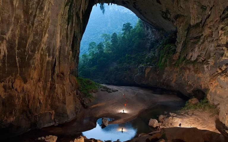  5. Hang Sơn Đoòng. "Hang động nổi tiếng nhất thế giới nằm ở Việt Nam, và nó đủ rộng để chứa toàn bộ một khu vực của thành phố New York. Được khám phá lần đầu tiên vào năm 2009, hang Sơn Đoòng mở cửa đón khách du lịch từ năm 2012, nhưng bạn sẽ phải xếp hàng để khám phá vẻ đẹp này..." - Piumi Rajapaksha.