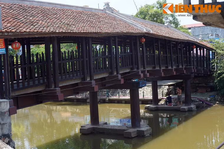 So với các cầu ngói cổ khác, cầu ngói Phát Diệm có phần dài hơn với chiều dài 36 mét, chia thành 3 nhịp, mỗi nhịp có 4 gian.