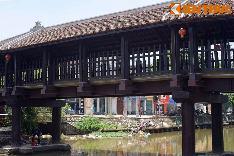 Cầu vừa có chức năng giao thông, vừa là điểm dừng chân tránh mưa nắng, nơi đôi lứa hẹn hò của người dân Phát Diệm trong nhiều thế hệ.