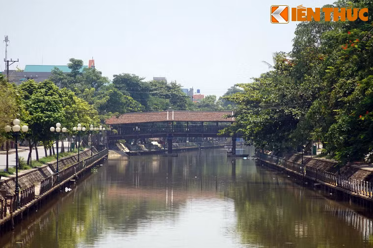 Bắc qua sông Ân ở trung tâm thị trấn Phát Diệm, huyện Kim Sơn, tỉnh Ninh Bình, cầu ngói Phát Diệm là một trong những cây cầu ngói cổ hiện còn ở Việt Nam.