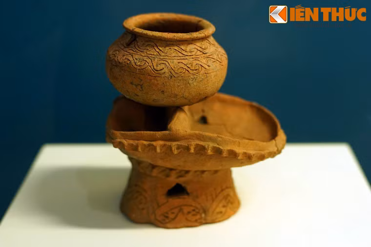 Cà ràng và nồi được chôn trong mộ táng thuộc văn hóa Đồng Nai, khai quật tại di chỉ Giồng Cá Vồ, Cần Giờ, TP.HCM năm 1994.