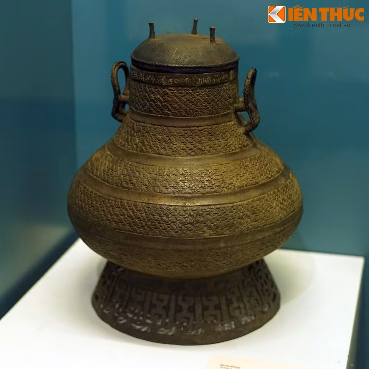 Bình đồng thế kỷ 1-3, khai quật ở Phú Xuyên, Hà Nội. Hiện vật có cách trang trí, kỹ thuật mang nhiều nét của văn hóa Đông Sơn, minh chứng cho sự bảo tồn của văn hóa Đông Sơn đến tận những thế kỷ đầu Công Nguyên.