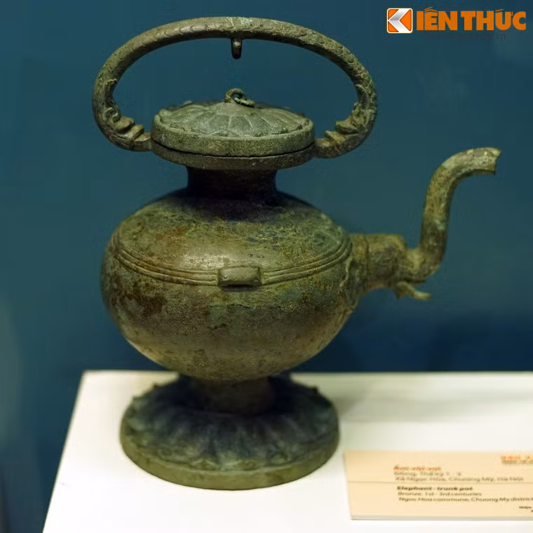 Chiếc ấm vòi voi làm bằng đồng, niên đại thế kỷ 1-3, được khai quật tại xã Ngọc Hòa, Chương Mỹ, Hà Nội. Hiện vật có kiểu dáng mang yếu tố văn hóa Hán kết hợp với hình tượng voi - con vật đặc trưng của văn hóa Việt.