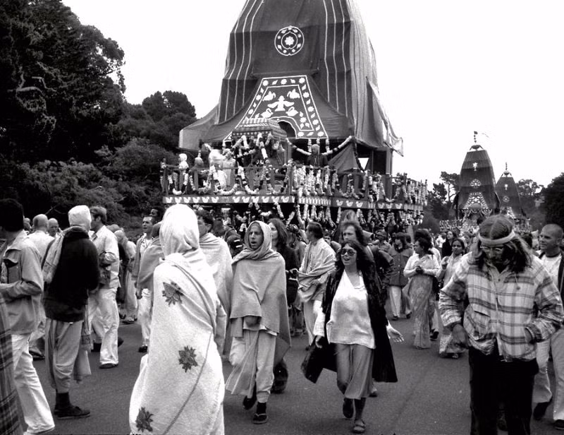 Đám rước Ấn Độ giáo Hare Krishna được tổ chức trong công viên Golden Gate, 1976. Ảnh: Dave Glass.