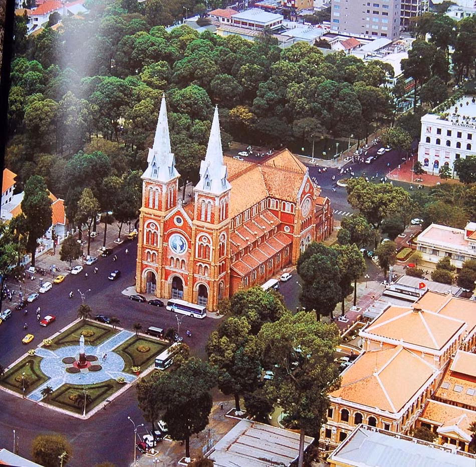 Mặt trước nhà thờ Đức Bà.