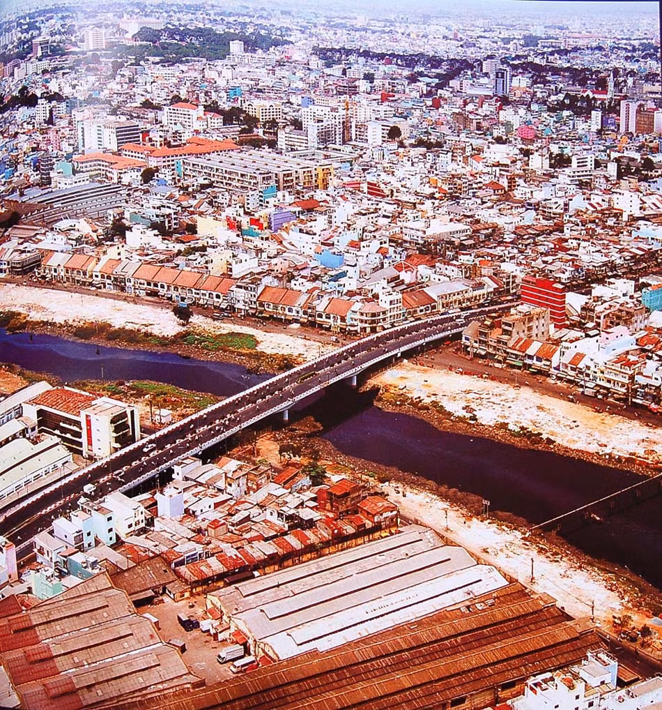 Cầu Ông Lãnh trên rạch Bến Nghé. Phía dưới là Nhà máy Thuốc lá Khánh Hội, nay đã di dời về Khu Công nghiệp Tân Tạo, Bình Tân, TP HCM.
