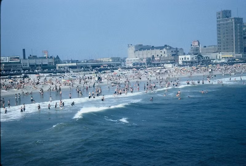 Toàn cảnh bãi biển thành phố Atlantic, bang New Jersey, 1959. Ảnh: Walter Reed.