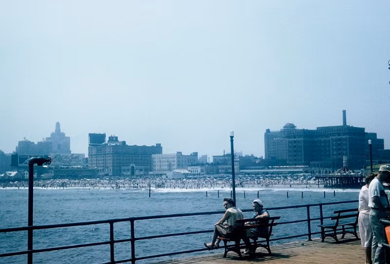 Người dân hóng mát bên bờ biển thành phố Atlantic, 1959. Ảnh: Walter Reed.