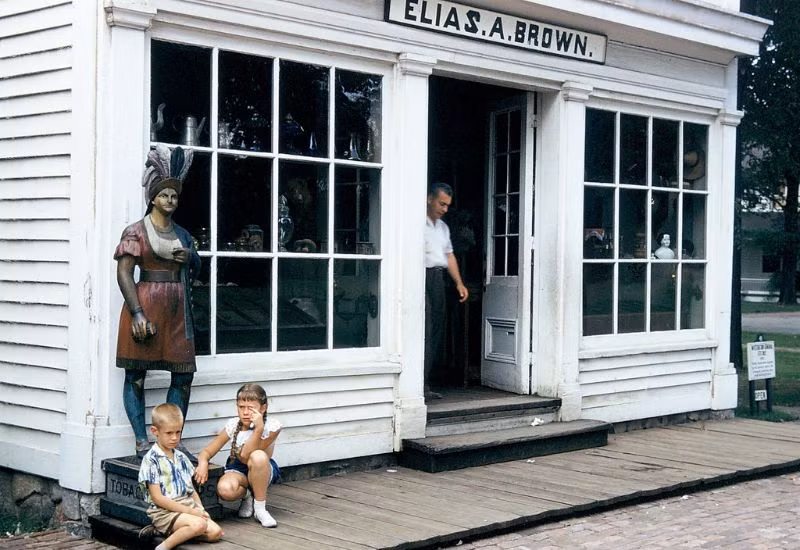 Bên ngoài một cửa hàng ở làng Greenfield, bang Michigan, 1955. Ảnh: Walter Reed.