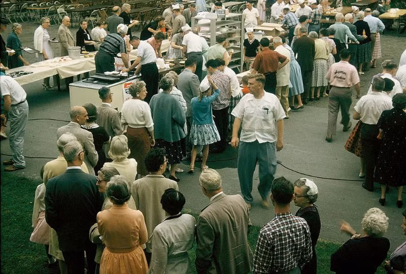 Lễ hội dâu tây ở trường Central Christian, bang Ohio, 1955. Ảnh: Walter Reed.