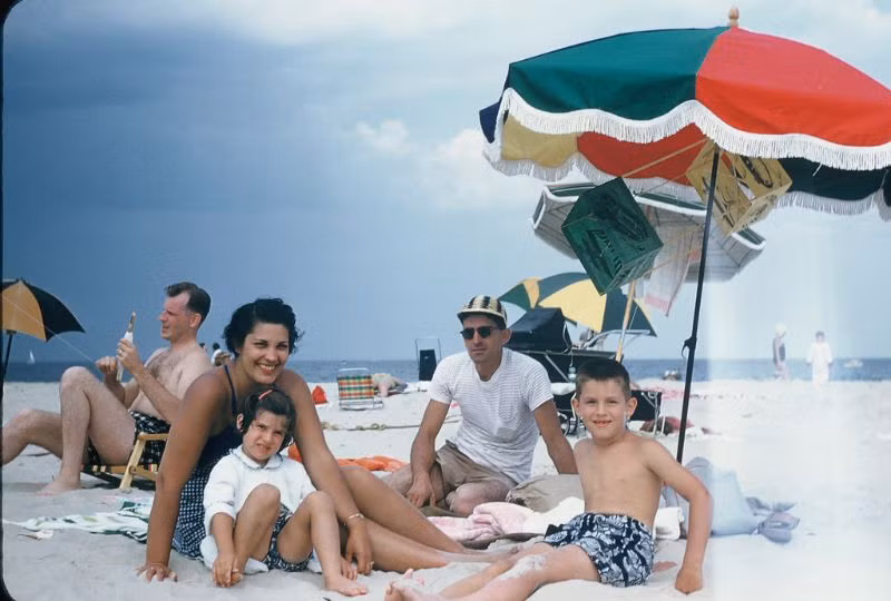 Một gia đình bên bờ biển thành phố Atlantic, 1955. Ảnh: Walter Reed.