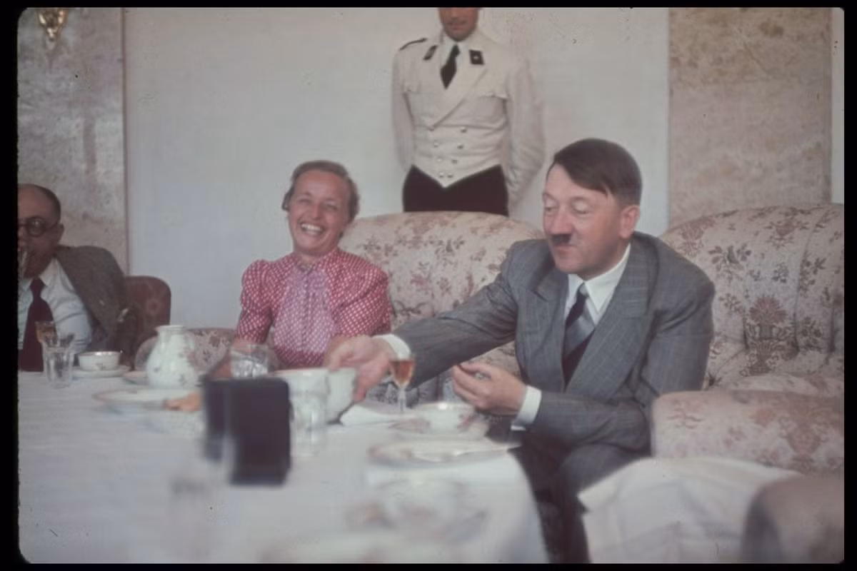 Hitler tiếp khách trong phòng khách của mình. Ảnh: Hugo Jaeger.