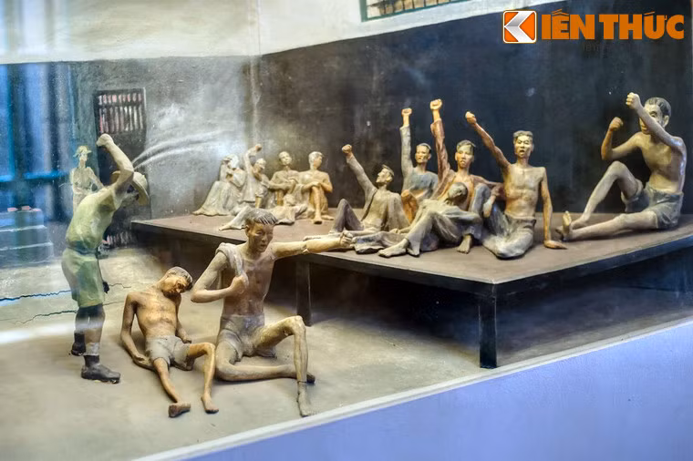 Trưa ngày 11/3/1945, lợi dụng tình hình nhà tù đang nhốn nháo, đồng chí Đỗ Mười và một số đồng chí khác đã kịp thời trà trộn vào nhóm tù thường, tìm quần áo của tù nhân gửi trong kho mặc vào, lấy vải che đầu nhanh chóng di chuyển sang trại J (trại giam trẻ em) và vô tình phát hiện ra một nắp cống.