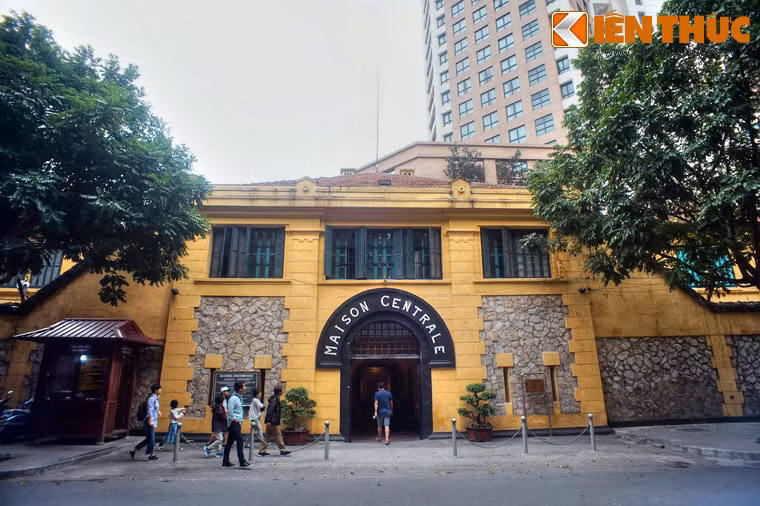 Nằm ở số 1 phố Hoả Lò, quận Hoàn Kiếm, TP Hà Nội, nhà tù Hỏa Lò là một di tích lịch sử gắn liền với sự nghiệp cách mạng của Nguyên Tổng bí thư Đỗ Mười.