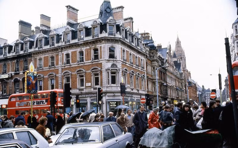 Già cao điểm ở giao lộ Oxford - Duke, 1980. Ảnh: Glen Fairweather.