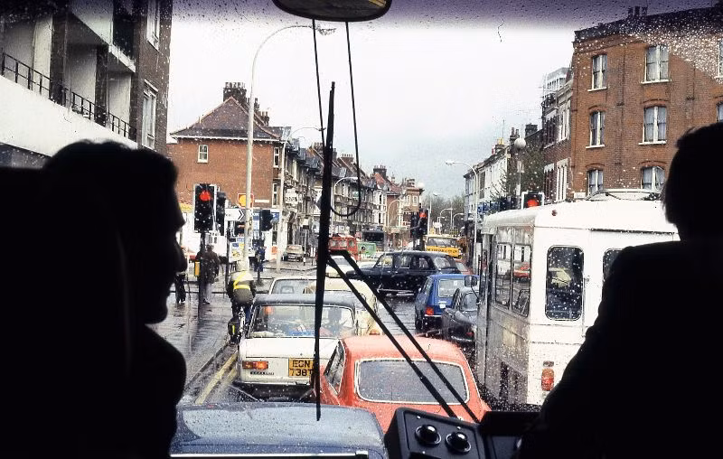 Đường Fulham Palace nhìn từ ca-bin xe buýt trong một cơn mưa, 1983. Ảnh: Glen Fairweather.