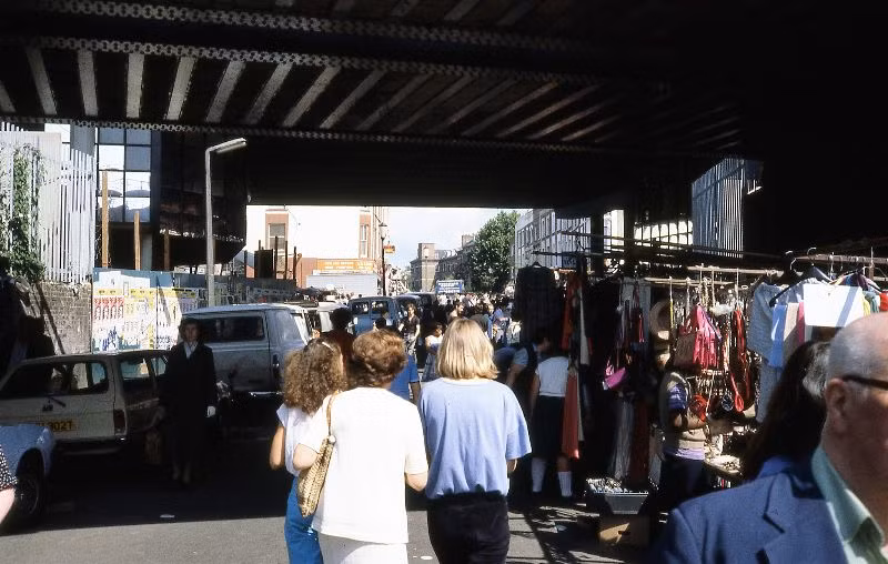Khu chợ trời trên phố Portobello, 1982. Ảnh: Glen Fairweather.