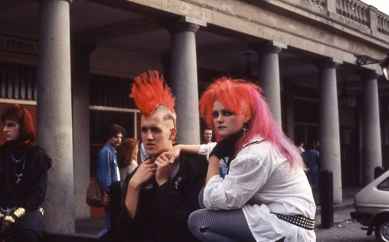 Các "tín đồ" dòng nhạc punk rock trên đường phố, 1985. Ảnh: Glen Fairweather.