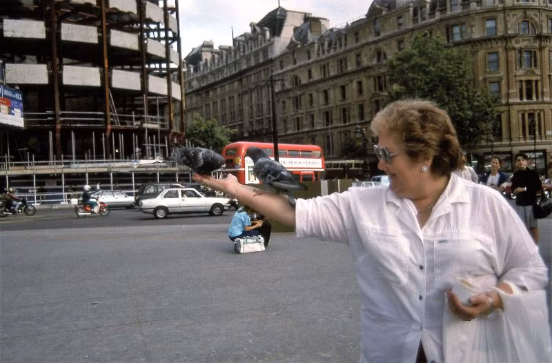 Người phụ nữ và những chú chim bồ câu ở Quảng trường Trafalgar, 1989. Ảnh: Glen Fairweather.