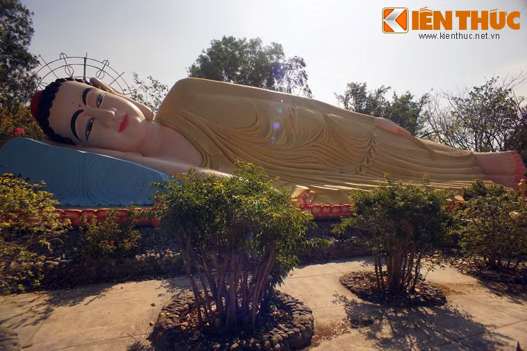 Bên phải lồi váo chính điện là khu vườn Phật với các cảnh Phật Đản sanh, Phật xuất gia, Phật thành đạo, Phật chuyển pháp luân và Phật nhập niết bàn.