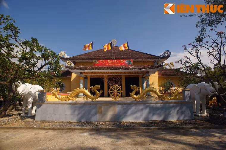 Công trình trung tâm của chùa là tòa chính điện mang kiểu giáng khá giản dị và trang nhã.