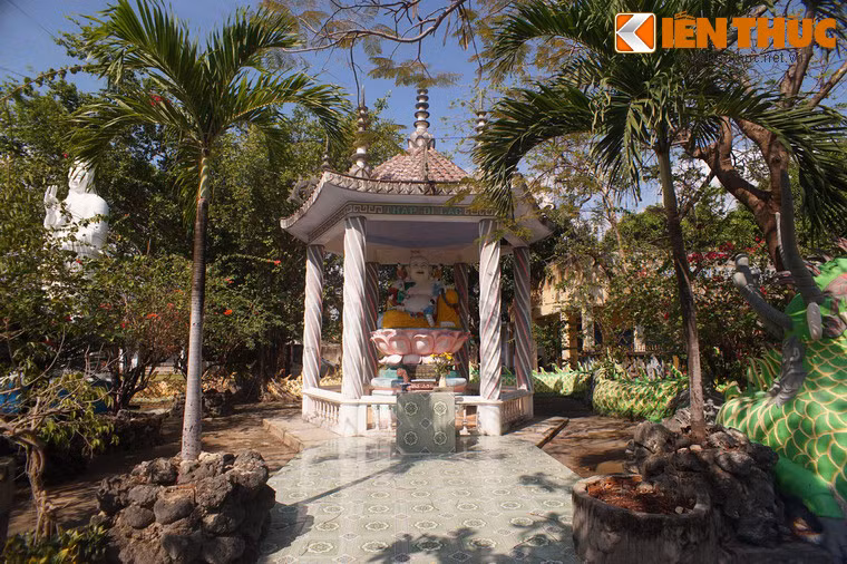 Cách điện Dược Sư không xa là tháp Di Lặc. Các bồn cây trong sân chùa đa phần được ghép từ đá san hô, đem lại một phong vị biển cả độc đáo cho không gian kiến trúc.
