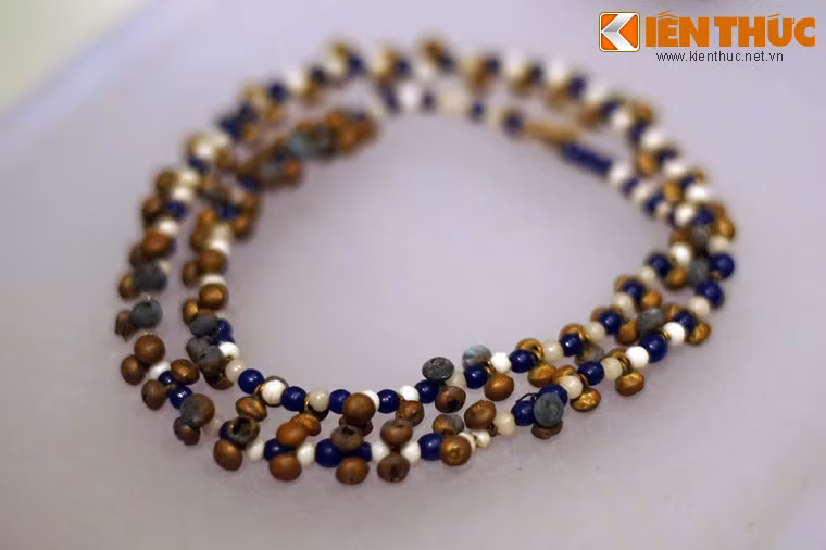 Vòng cổ bằng cườm của phụ nữ dân tộc Mnông Gar ở Đắk Lắk, sưu tầm năm 1990.