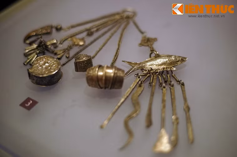 Xà tích bằng bạc, loại hình trang sức đeo ở thắt lưng của phụ nữ dân tộc Thái ở Nghệ An. Mỗi bộ xà tích thường có 3-4 dây, dây dài, dây ngắn, có gắn các con cá, chim, đèn lòng, hộp trầu... được chế tác thủ công.