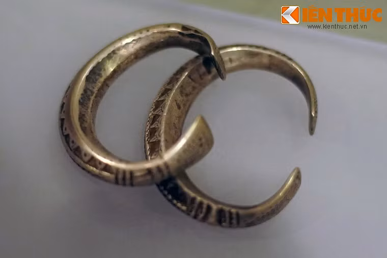 Vòng tay bằng bạc của phụ nữ dân tộc Thái ở Nghệ An, sưu tầm năm 1964.
