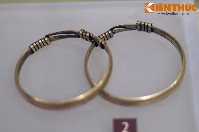 Vòng tay bằng bạc của phụ nữ dân tộc Thái ở Thanh Hóa, sưu tầm năm 1962.