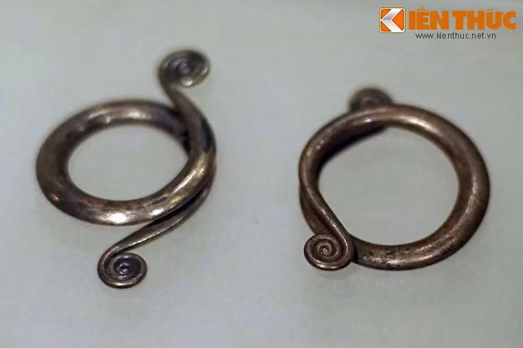 Hoa tai bằng bạc của phụ nữ dân tộc Chăm ở An Giang, niên đại đầu thế kỷ 20.