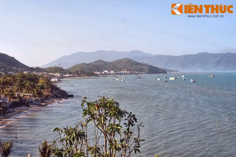 Từ nơi đây, khung cảnh biển và núi hùng vĩ trải ra ngút tầm mắt, đem lại cảm giác vô cùng thư thái cho khách phương xa.