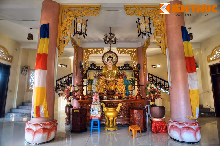 Bên trong tháp Ngọc Xá Lợi là không gian thờ Phật và các vị Sư Tổ.