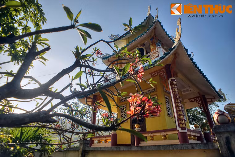 Lầu chuông của tịnh xá nằm cách tượng Tam Thế Phật không xa.