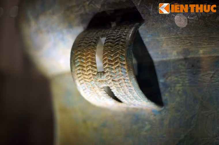 Trống có hai đôi quai kép trang trí nổi văn hình bông lúa.